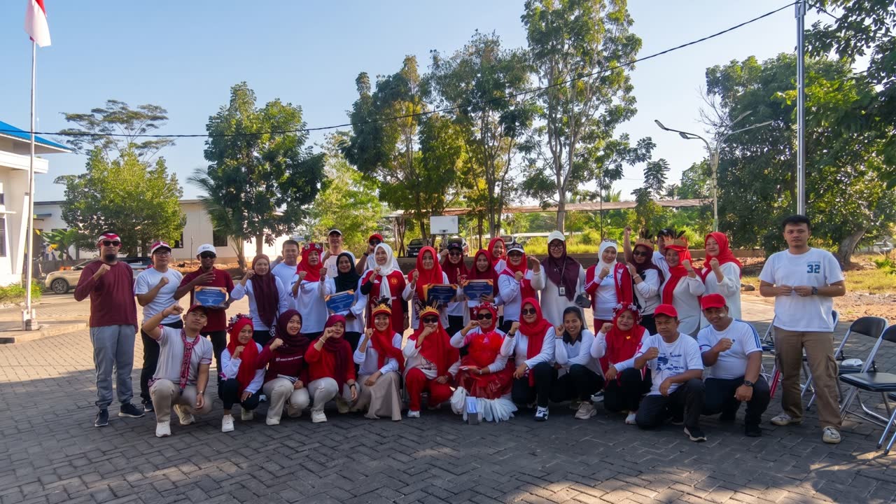 Tak Disangka, Kostum dari Kantong Kresek Ini Justru Jadi Juara