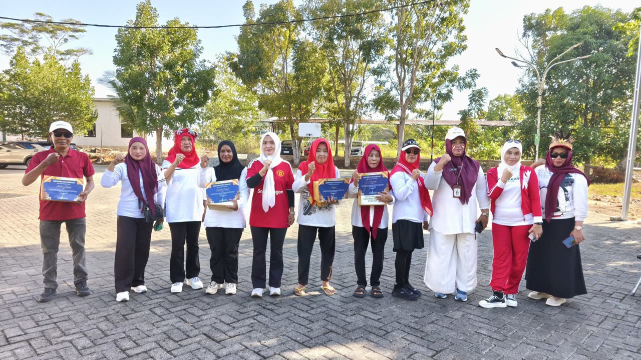 Meriahkan HUT RI Ke-81, Ketua DWP Dinas PMTSP Tanah Bumbu Beri Penghargaan Kepada Para Pahlawan Sunyi